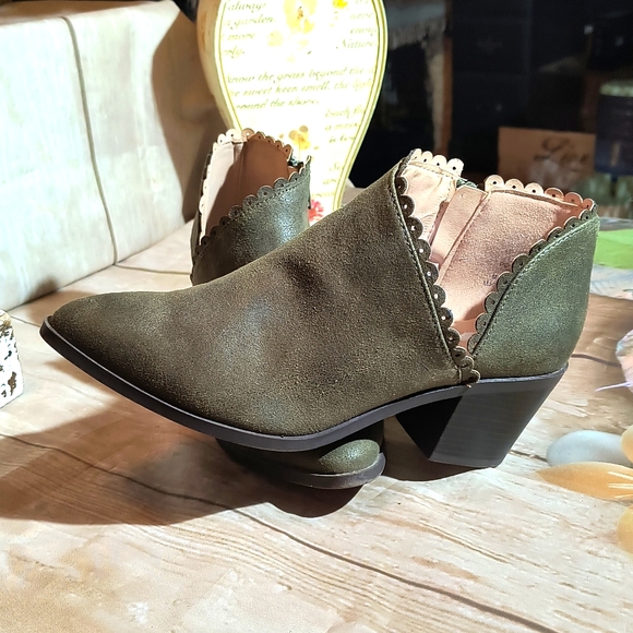 O'Neill Booties, Olive Green Beautiful Design - Picture 11 of 11